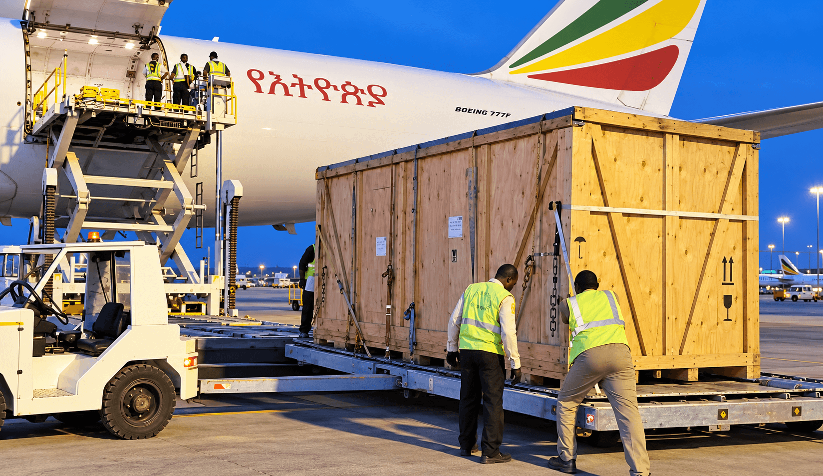 Palette cargo chargée près d'un avion